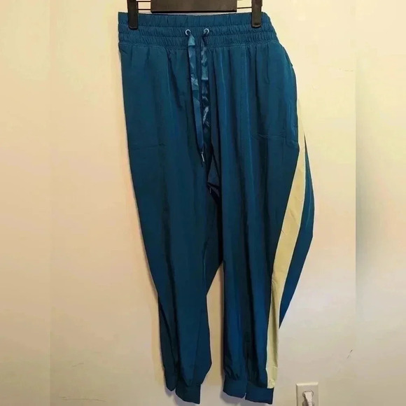 Tek Gear Zipper-Hem Women's Woven Track Pants (EUC) - Picture 11 of 13